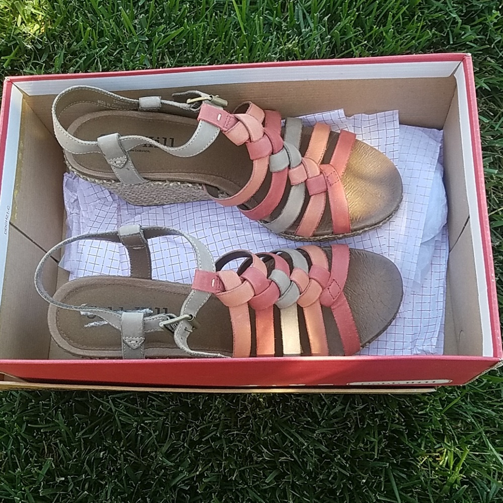 New in box Cute wedges - Picture 3 of 8